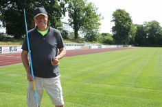Markus Wunder, mit Speer und Schlagball bewaffnet, möchte die Leichtathletik im TSV Lensahn wieder zum Leben erwecken.