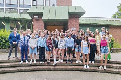 Gruppenfoto am Ostsee-Gymnasium: Die Gastschüler aus Griechenland mit den Schülern des OGTs, den Lehrkräften, Schulleiterin Dr. Cordula Braun (2.v.li.), Detlef Graff (3.v.li.) und Bürgermeister Sven Partheil-Böhnke (links).