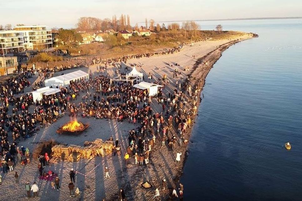 In Pelzerhaken beim Osterfeuer war richtig viel los.