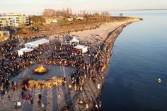 In Pelzerhaken beim Osterfeuer war richtig viel los.