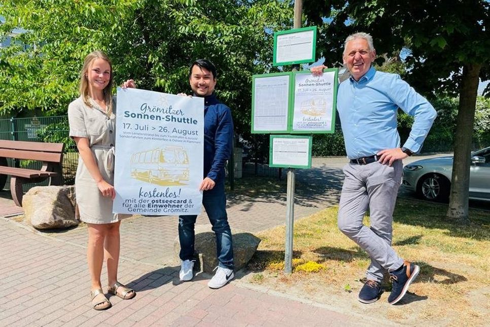 Jacqueline Schumacher, Thuan Nguyen und Manfred Wohnrade freuen sich über das ausgebaute Angebot des Grömitzer Sonnen-Shuttles.