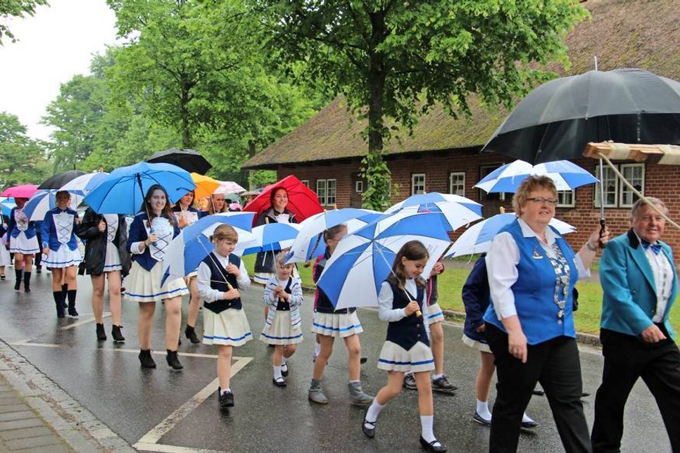 Die kleine Garde marschierte hinter dem Vereinskönigspaar Ilona Makoben und Erich Jöns.