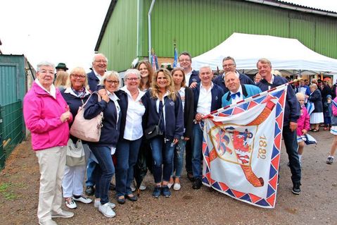 Auch der Abordnung der Düsseldorfer Narrenzunft konnte der Regen nichts anhaben.