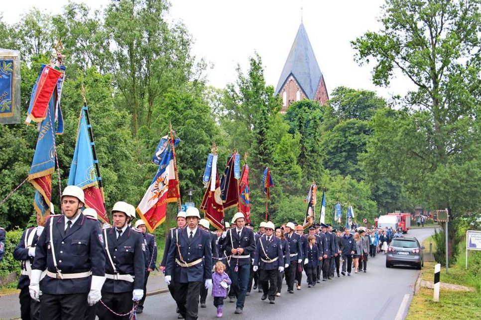 Eine große Runde durch ganz Altenkrempe: der Festumzug mit zahlreichen Fahnenabordnungen.