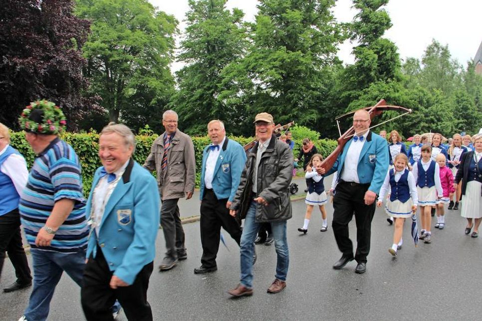 Mit einem Festumzug und Regenschauern begann das Bürgervogelschießen des Bi-Wa Karnevalvereins.