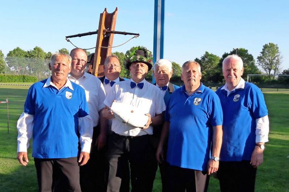 Die kleine Garde marschierte hinter dem Vereinskönigspaar Ilona Makoben und Erich Jöns.