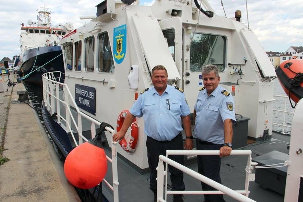 Open Ship auf dem Kontroll- und Streifenboot BP 63 Altmark mit Polizeihauptkommissar Klaus Priedigkeit (lks.) und Polizeihauptmeister Markus Mörsdorf.