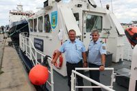 Open Ship auf dem Kontroll- und Streifenboot BP 63 Altmark mit Polizeihauptkommissar Klaus Priedigkeit (lks.) und Polizeihauptmeister Markus Mörsdorf.