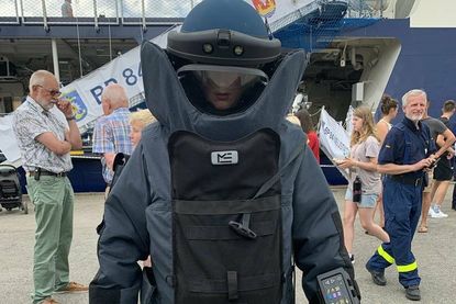 40 Kilo extra: Bei der Entschärfergruppe der Bundespolizei konnten Besucher in einen Bombenschutzanzug schlüpfen.