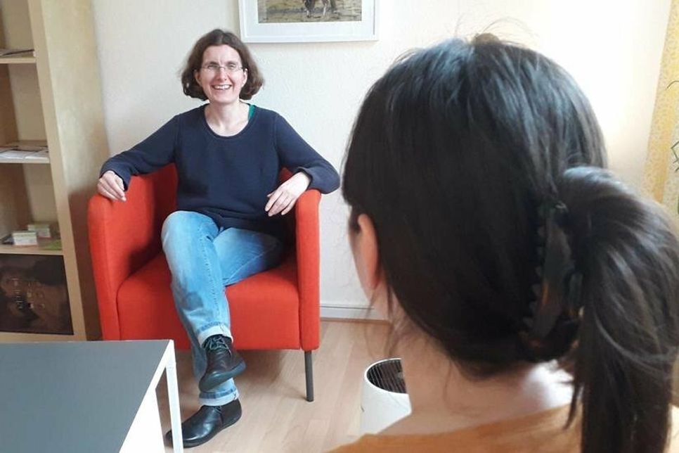 Frauennotruf-Mitarbeiterin Ruth Taschendorf im Gespräch mit einer Klientin.