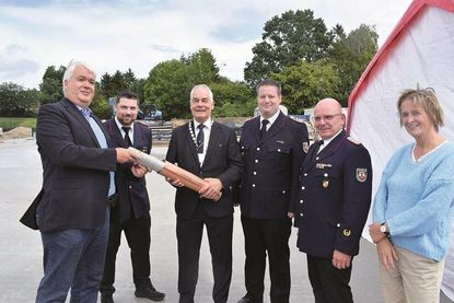 Schönkirchens Bürgervorsteher Thorsten Stich (v. l.), Gemeindewehrführer Moritz Otto, Bürgermeister Gerd Radisch, Ortswehrführer Björn Grun mit Stellvertreter Dirk Herrmann und die stellvertretende Amtsdirektorin Hilla Mersmann