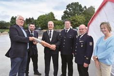 Schönkirchens Bürgervorsteher Thorsten Stich (v. l.), Gemeindewehrführer Moritz Otto, Bürgermeister Gerd Radisch, Ortswehrführer Björn Grun mit Stellvertreter Dirk Herrmann und die stellvertretende Amtsdirektorin Hilla Mersmann