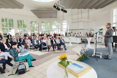 Rund 150 Bürgerinnen und Bürger sind zum Sommerempfang in die Trinkkurhalle von Timmendorfer Strand gekommen.