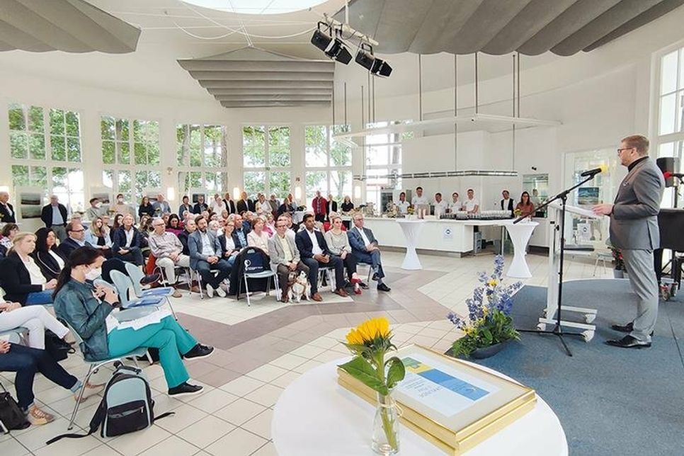 Rund 150 Bürgerinnen und Bürger sind zum Sommerempfang in die Trinkkurhalle von Timmendorfer Strand gekommen.