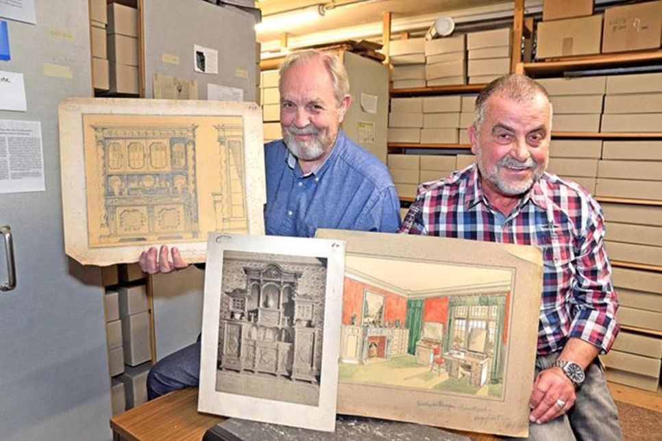 Peter Pauselius und Klaus Schöllhorn präsentieren Beispiele aus dem Fundus der Werkzeichnungen des Tischlers Joachim Ramm.