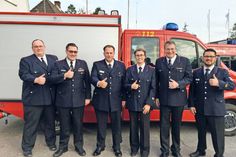 Ortswehrführer Patrick Nasner (von links), der stellv. Kreisjugendwart Alexander Wengelewski und der stellv. Gemeindewehrführer Markus Rabe mit Anja Vollbracht und Stephan Lehrmann sowie Gemeindewehrführer Patrick Bönig. (Foto: Feuerwehr/Rabe)