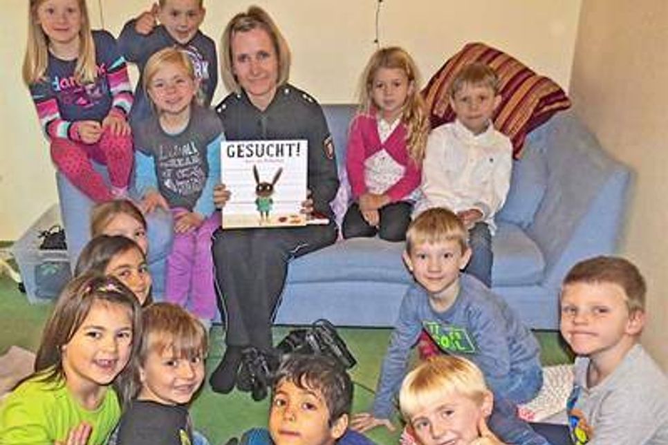 Heike Schulz (zur Zeit Polizeidirektion für Aus- und Fortbildung) ist ins AWO-Kinderhaus gekommen, um den kleinen Weltentdeckern die Welt der Polizei ein bisschen näher zu bringen.