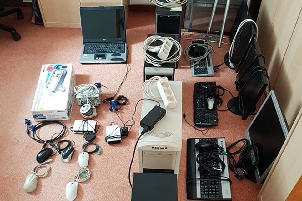 Bei den gespendeten Rechnern wurde die Hardware gereinigt und optimiert sowie das Betriebssystem neu aufgesetzt und für Kabel, Mäuse und Tastaturen gesorgt.