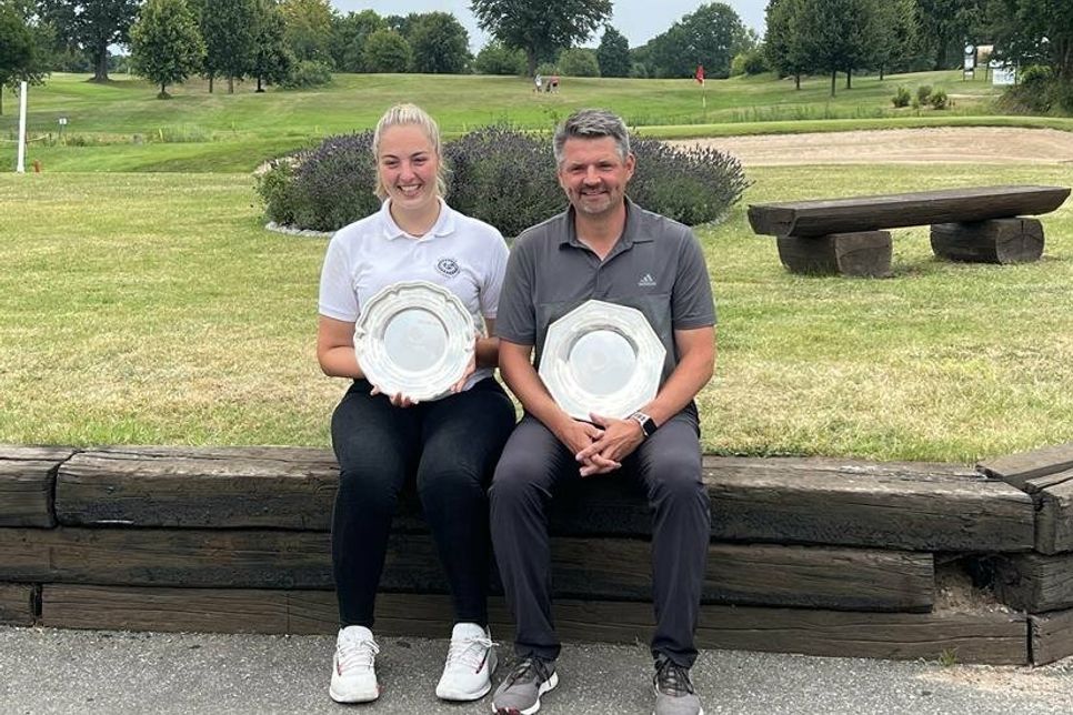 Mit den Clubmeister-Tellern: Emily Bruhn und Torben Möller.