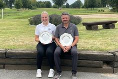 Mit den Clubmeister-Tellern: Emily Bruhn und Torben Möller.