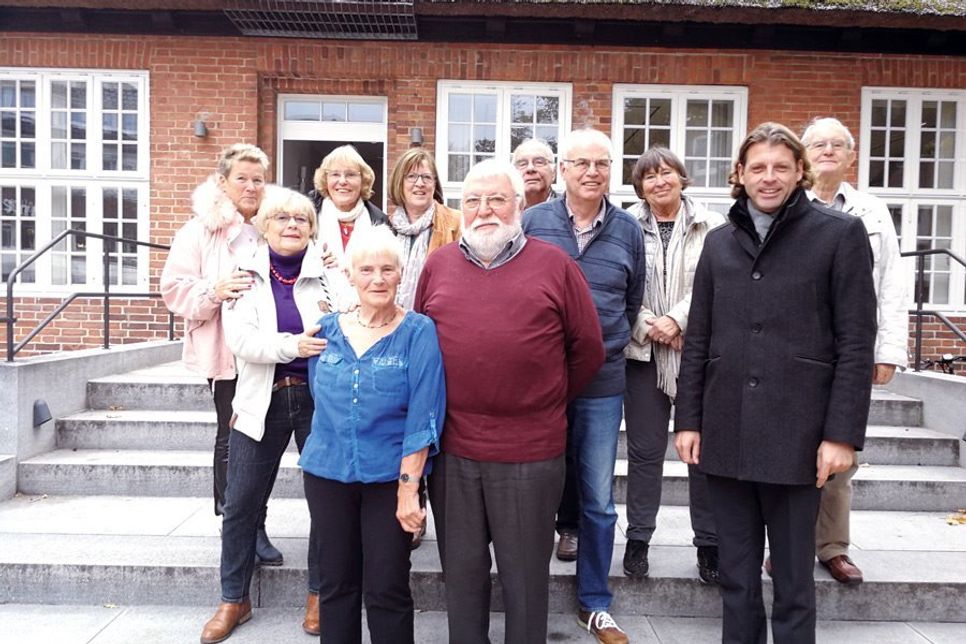 Der neu gewählte Seniorenbeirat mit der wiedergewählten Vorsitzenden Elisabeth Lund und Bürgermeister Robert Wagner. (Foto: René Kleinschmidt)
