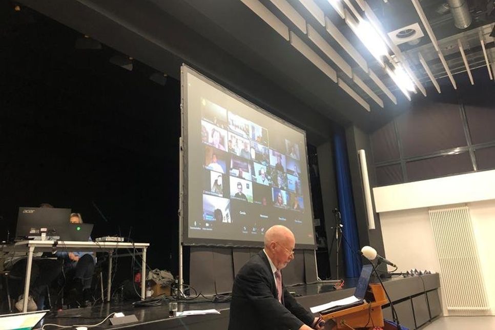 Die zugeschalteten Mitglieder verfolgten die Grußworte von Sönke Sela online.