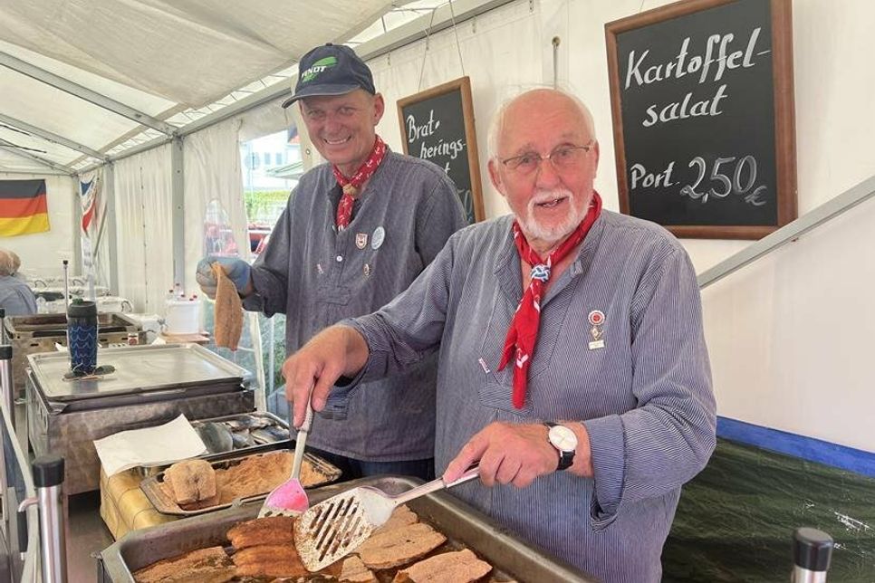 Die Amtskollegen vom Neustädter Fischeramt hielten auch bei Außentemperaturen über 30 Grad tapfer an den großen Pfannen die Stellung und sorgten dafür, dass es immer reichlich Nachschub in Sachen Brathering gab.