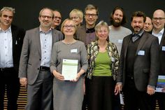 Prof. Ingo Lütkemeyer, IBUS Architekten, Vera Litzka, Werkleiterin Stadtwerke Neustadt, Susanne Korhammer, TARA Ingenieure, Martin Spieß, Architekturbüro Rissmann und Spieß (vordere Reihe von lks. n. re.). Foto: © BINE Informationsdienst