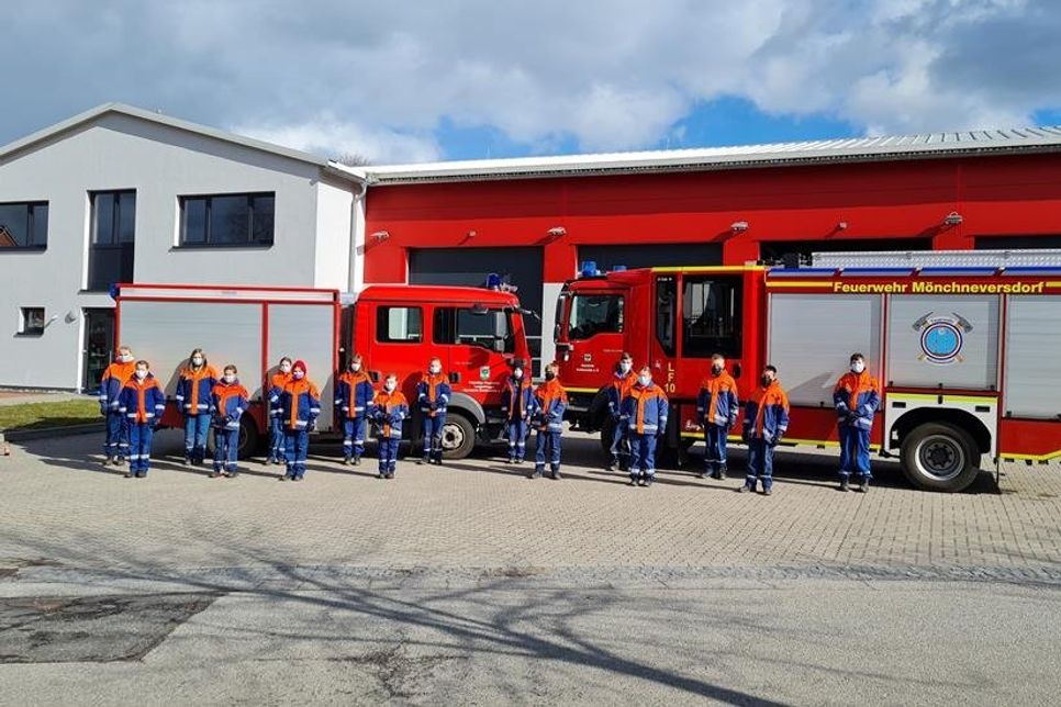 Die Gemeindejugendfeuerwehr Schönwalde sorgte dafür, dass die Gemeinde auf einigen Wegen vom Müll befreit wurde.