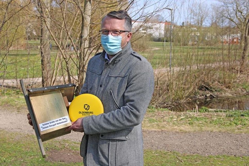 Jens Junkersdorf freut sich über einen Nistkasten, gespendet von Mitgliedern vom Ostsee Discgolf Kellenhusen e.V., die auch einen Discgolf-Treff anbieten. Von Juni bis August können Interessierte jeden Mittwoch ab 15.00 Uhr auf der Discgolf-Anlage am Südstrand in Kellenhusen unter anderem Grundwurfarten erlernen.
