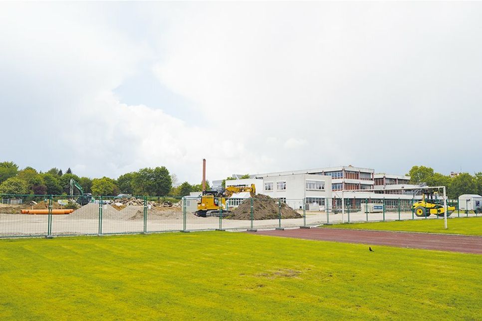 Auf dem Schulhof des Gymnasiums (im Bild links) entsteht der Neubau. Das alte Gebäude wird nach Fertigstellung abgerissen.