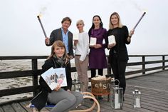 Hansjörg Conzelmann von der Tourismus Agentur Lübecker Bucht, Tina Kohlhof und Laura Sonnen vom Tourismus Service Kellenhusen, Janina Kononov vom Tourismus Service Grömitz (v. lks.) sowie Juliane König vom OHT (sitzend) präsierten die „Lichtermeer“-Kampagne.