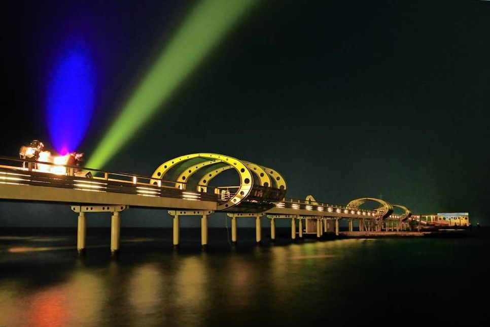 Ein echter Hingucker: Die beleuchtete Seebrücke in Kellenhusen.