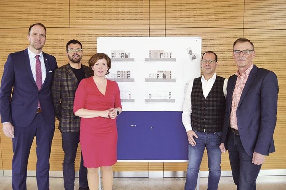Stellten das neue Wohnprojekt im Sitzungssaal des Rathauses vor (v.l.): Fabian Weist (Wobau OH), Architekt Norbert Hochgürtel, Stockelsdorfs Bürgermeisterin Julia Samtleben, Liegenschaftsmitarbeiter Jan-Christian Ohm und Bauamtsleiter Dieter Rodewald.