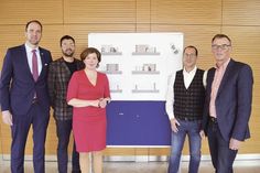 Stellten das neue Wohnprojekt im Sitzungssaal des Rathauses vor (v.l.): Fabian Weist (Wobau OH), Architekt Norbert Hochgürtel, Stockelsdorfs Bürgermeisterin Julia Samtleben, Liegenschaftsmitarbeiter Jan-Christian Ohm und Bauamtsleiter Dieter Rodewald.