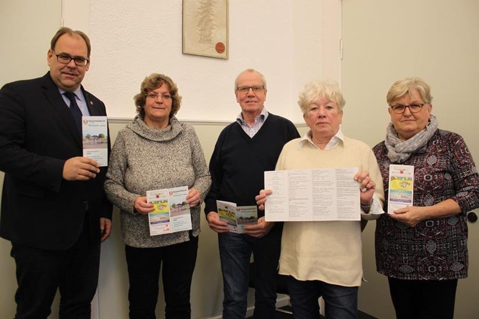 Bürgermeister Mirko Spieckermann mit dem Vorstand des Seniorenbeirates Gabriele Weber, 2. Vorsitzende, Jürgen Mosalf, 1. Vorsitzender, Ursula Henning, Kassenführerin und Antonie Eilenstein, Schriftführerin (v. lks.).