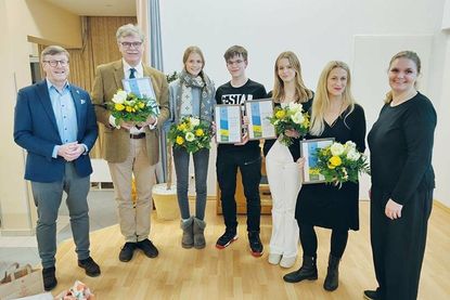 Die Preisträgerinnen und Preisträger des Umwelt- und Klimaschutzpreises 2023 mit Bürgermeister Sven Partheil-Böhnke (links) und Bürgervorsteherin Anja Evers (rechts): Joachim Langbehn (4. Platz), Jule Köster und Joris Altenburg (3. Platz), Emelie Rix (1. Platz) und Deborah Lukoschus (2. Platz).