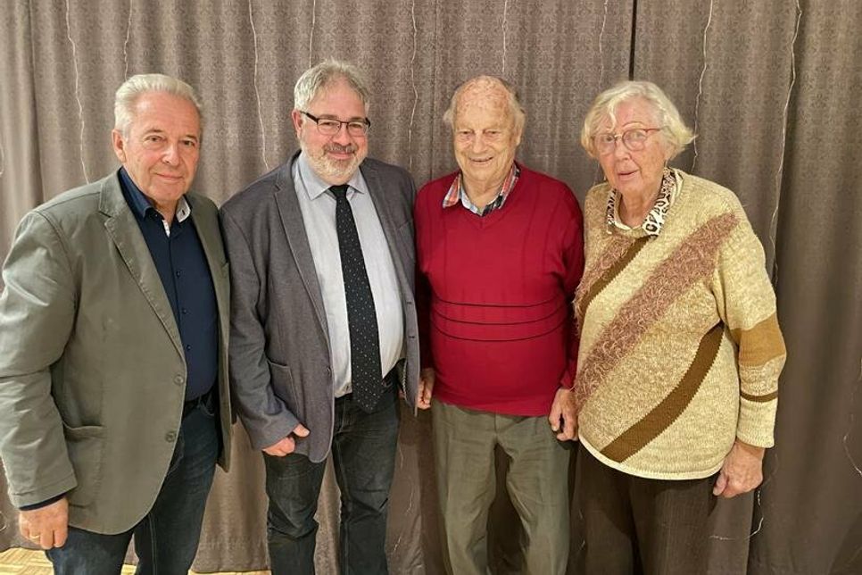 Rainer Bösel, Lennard Meyer-Olden, Heinz Siewert und Gerda Siewert (v. lks.).