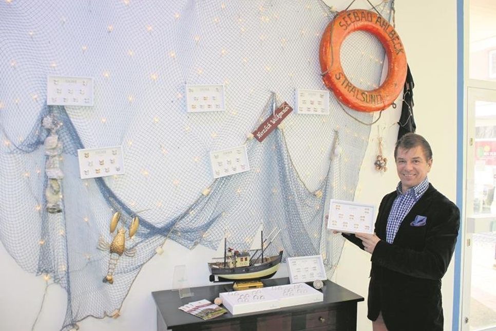 Freundlich, hell und vor allem maritim:  Kay Becker im modern gestalteten Verkaufsraum.