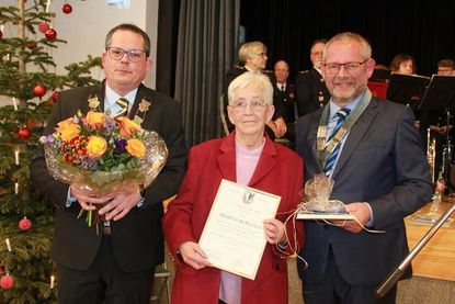 Marita Bergeest aus Cismar wurde von Bürgervorsteher Matthias Dammer (re.) und Bürgermeister Sebastian Rieke für ihren jahrzehntelangen Einsatz für die Cismaraner Dorfgemeinschaft geehrt.