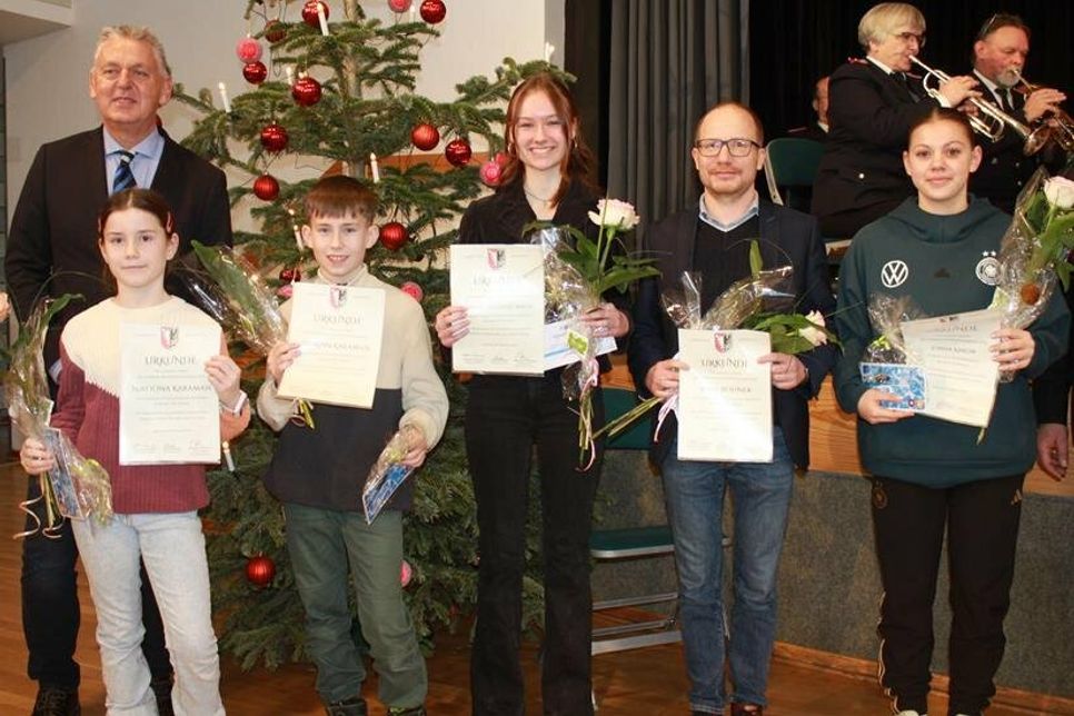 TSG-Betriebsleiter Manfred Wohnrade (lks.) mit den geehrten Sportlerinnen und Sportlern.