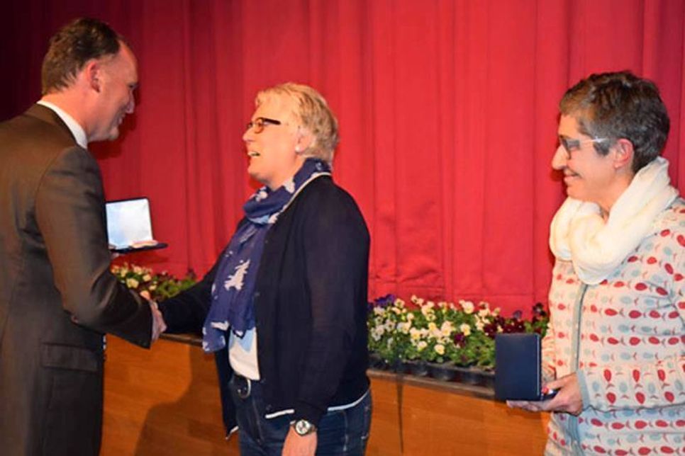 Bürgermeister Björn Demmin beglückwünschte Beate Göbe-Blödorn und Ute Lewandowske u. a. zu ihren Leichtathletik-Landesmeistertiteln