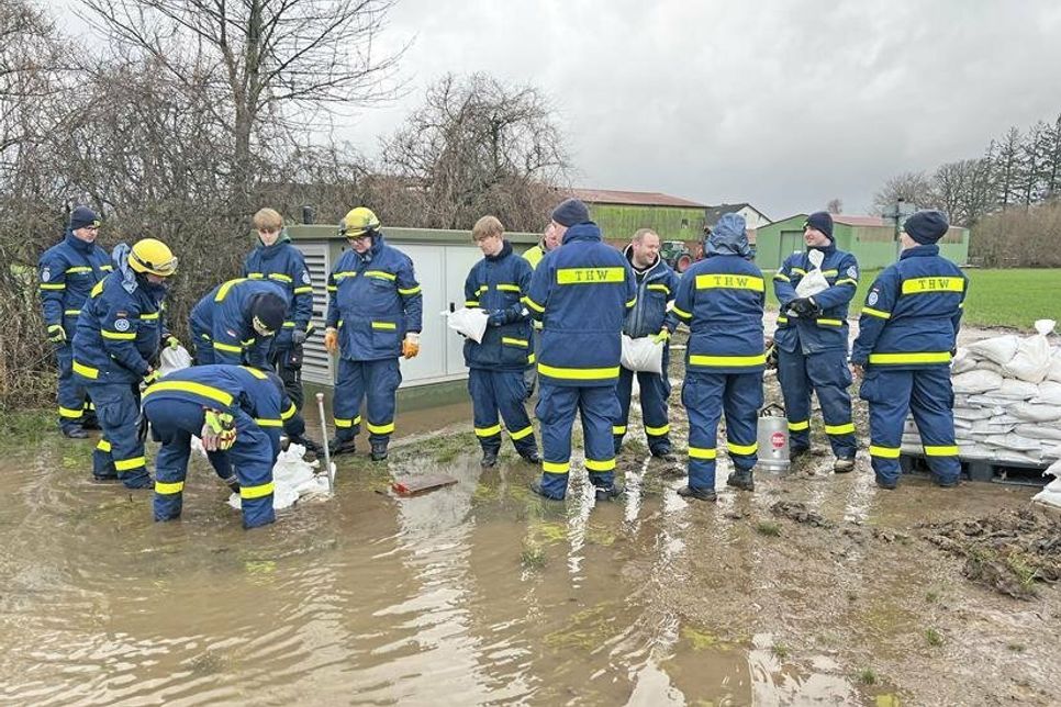 Am 3. Januar mussten die Aktiven des Preetzer THW in Belau eine Trafostation mit Sandsäcken vor der Überflutung schützen.