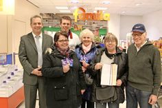 Gute Laune bei famila: Marktleiter Sven Rasmussen und sein Stellvertreter Patrick Freudenberg mit den Gewinnern Vera Barsuhn, Irmgard Hoffmann sowie Beate und Joachim Oldenburg (v. lks.).