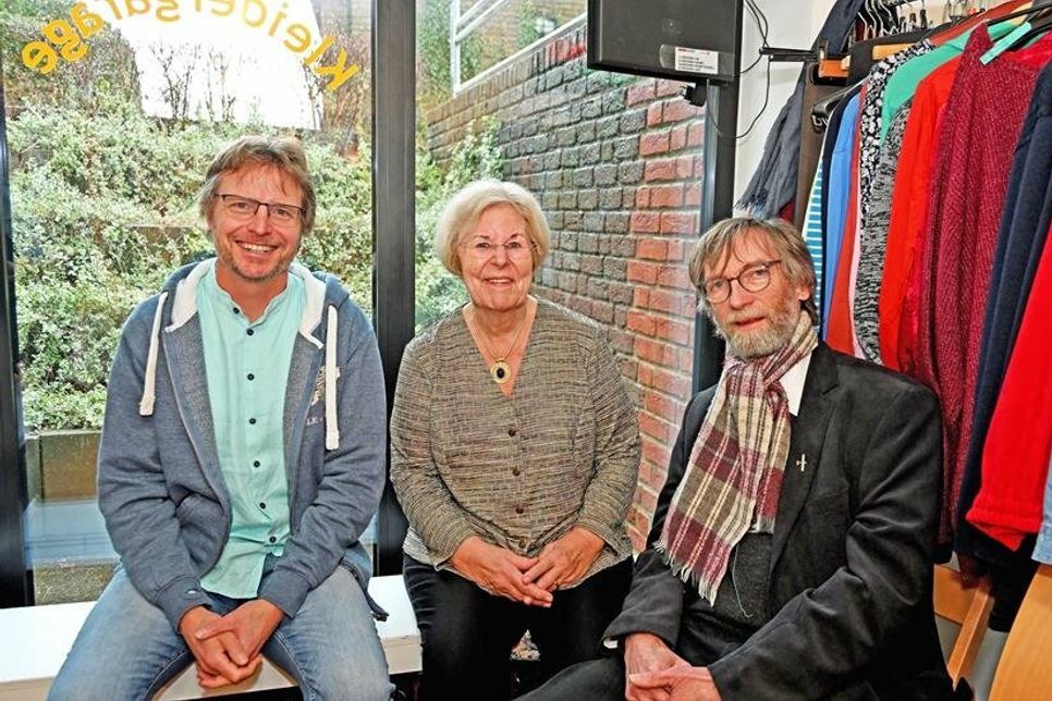 Pastor Lutz Thiele und Pastor i. R. Ulrich Gradert überbrachten Sonja Kohlwes und dem Team der „Kleidergarage“ Grüße und Glückwünsche der Evangelisch-Lutherischen Kirchengemeinde Plön.