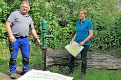 Die Biologin Dr. Andrea Rudolph und Bauhofleiter Jan-Henning Kube bereiten den  gemeinsamen Arbeitseinsatz der Gemeinde Malente und der Eutiner Lions vor.