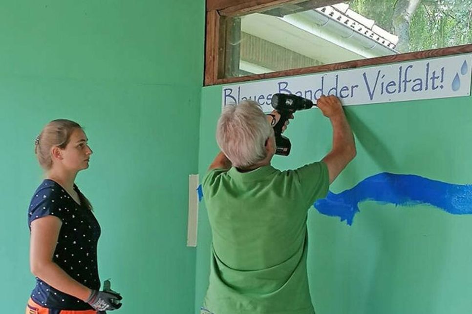Tischlerin Lara Kuhlmann (Gemeinde Malente) und Dieter Pfingsten (LC Eutin) bei der Neugestaltung des Info-Pavillons.