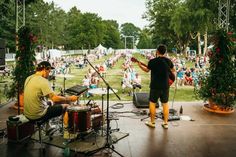 Musik zum Zuhören und Genießen zum Lauschen und Träumen auf der Kunstbühne im  Kurpark.