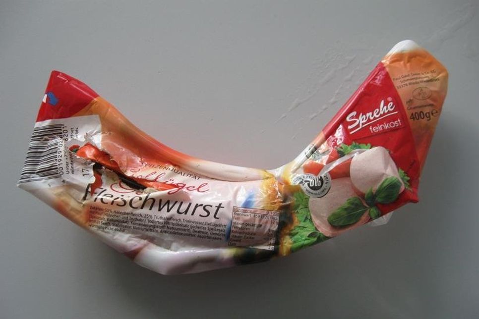 Die Wurstpackung war aufgerissen und mit einer Rasierklinge versehen.