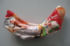Die Wurstpackung war aufgerissen und mit einer Rasierklinge versehen.